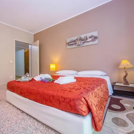Maraini Elegante With Jacuzzi & Balcony - Happy *